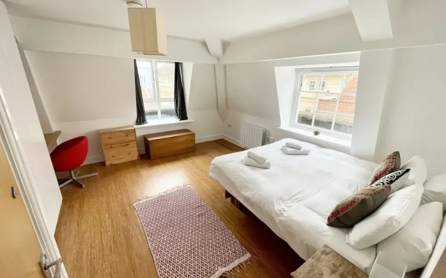 Bright 1 Double bed Apartment Near Cabot Circus