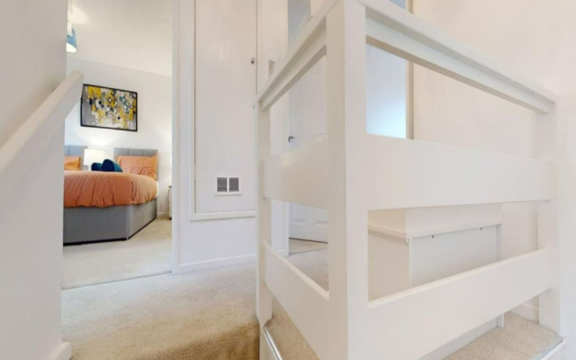 Comfort Stay Slough 3BR Home for Groups Families