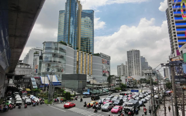 RQ Bangkok Sukhumvit 50 by Collection O