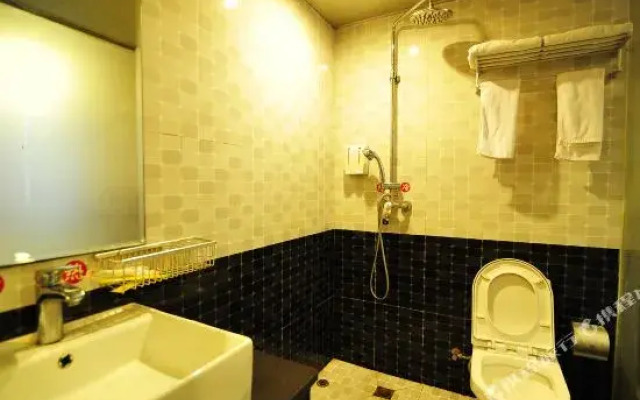 Pai Hotel (Guiyang Dashandong Yunfeng Road Subway Station)