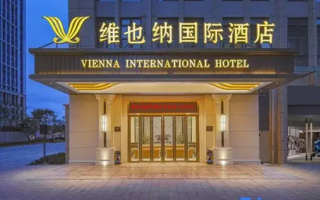Vienna International Hotel (Kunming Xinluoshiwan South Bus and Subway Station)