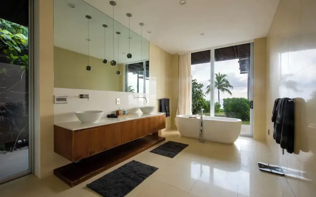 Oceanfront Oasis: Renovated Villa With Pool
