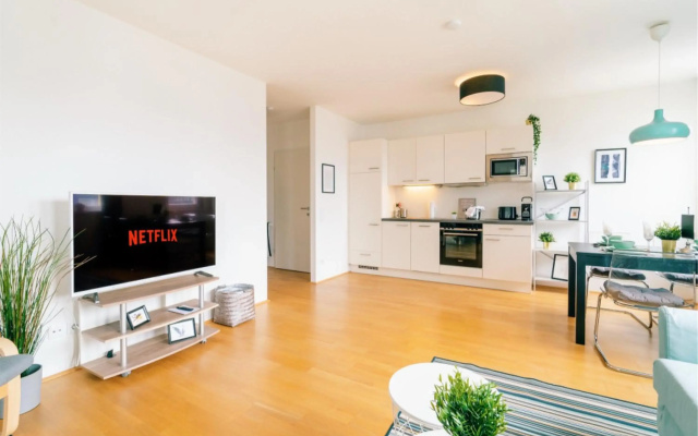 King Bed Home & Smart Tv 1 min to Metro