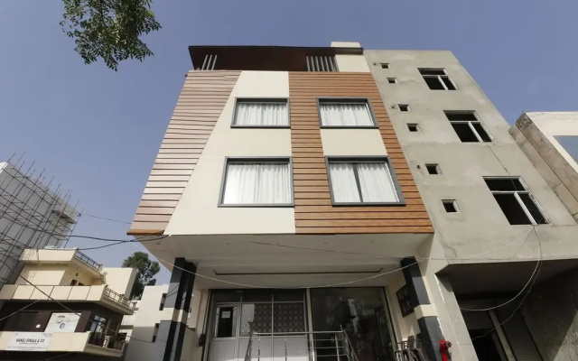 OYO 44021 Hotel Aura