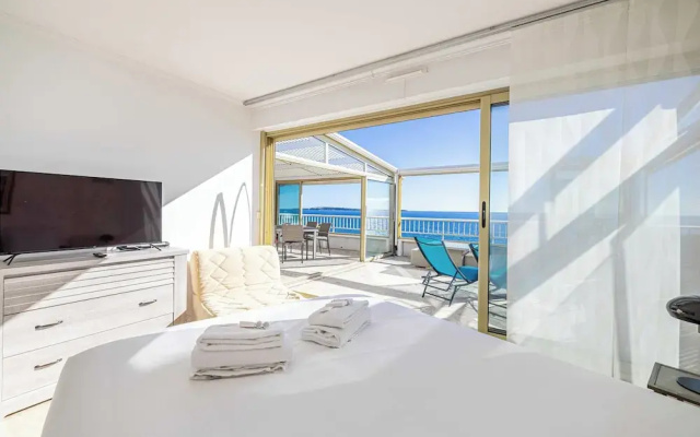 Bright Apartment With Terrace and Sea View