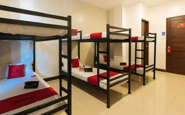 RedDoorz @ Golite Washington - Hostel