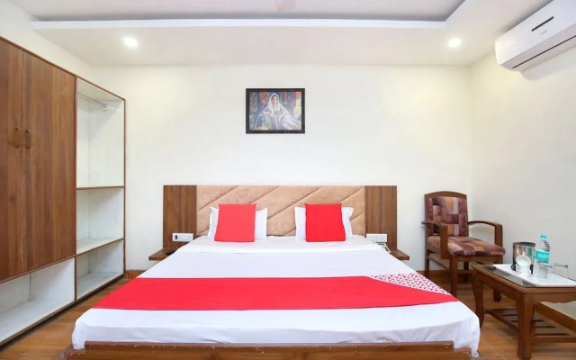 OYO 24442 Amaze Inn