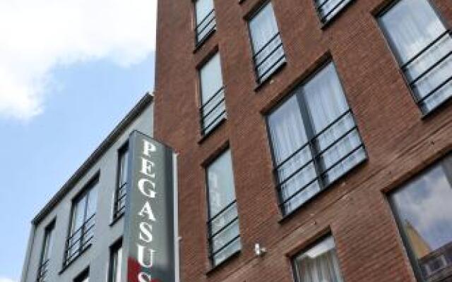 Отель Pegasus Apparthotel Brussels Expo Atomium Брюссель вид на фасад