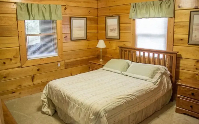 17 Honeysuckle Lodge - 5 Br Cabin