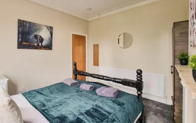 Rustic Ebony Suite with parking