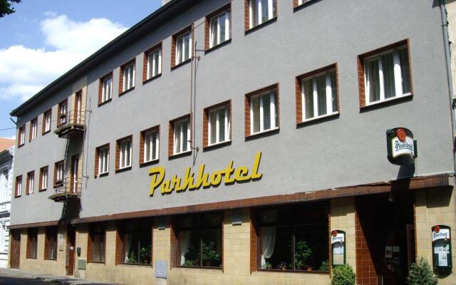 Отель Parkhotel Terezín Чехия, Бенешов-над-Плоучницей - отзывы, цены и фото номеров - забронировать отель Parkhotel Terezín онлайн вид на фасад