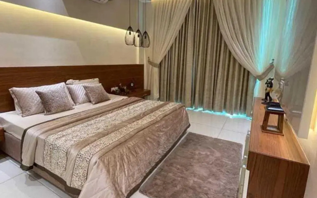 Oyo 92531 Hotel Golden Crown