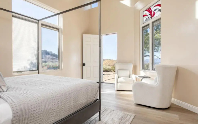 Modern Temecula Mansion w Pool, Hot Tub, Guest House & Valley Views Camila by Avantstay