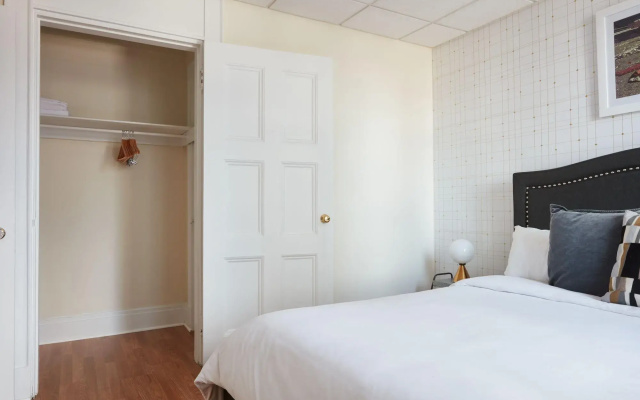 Stylish 1BR + Train | Theatre District | Evonify
