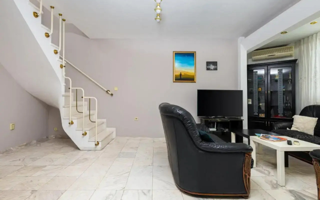 Spacious 2-Bedroom Maisonette in City Centre