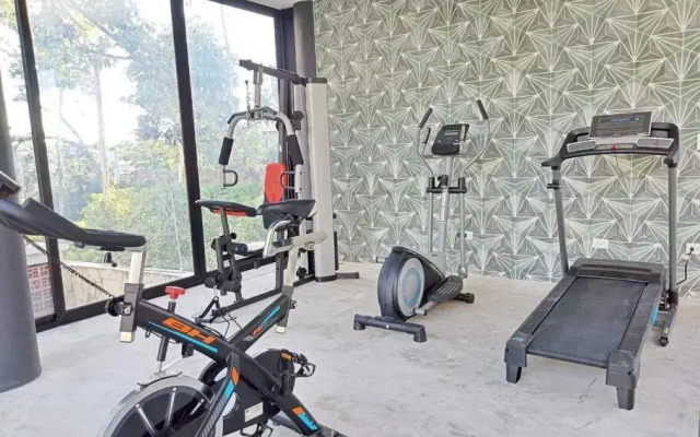 108 Amena Minutes to the Beach with Pool & Gym