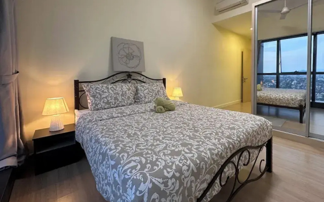Skyline Luxe 4BR Retreat with En-suites