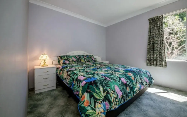 Sunset Towers, Unit 2/25 Donald Street