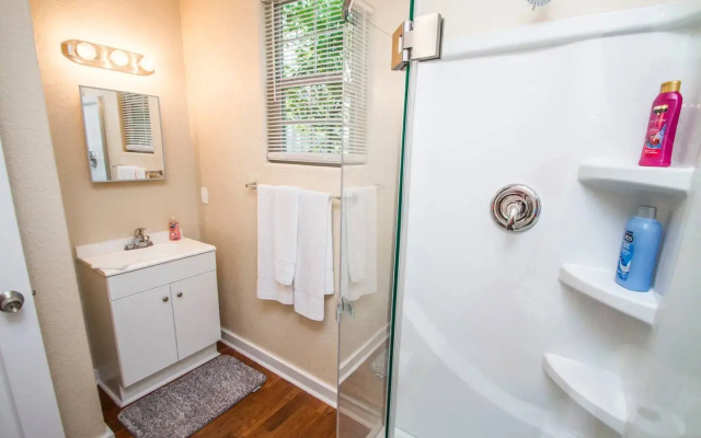 One Bedroom Apartment Near Downtown with Sleeper