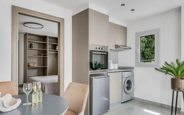 Sanders Crystal - Lovely  2-bdr Apt w Balcony