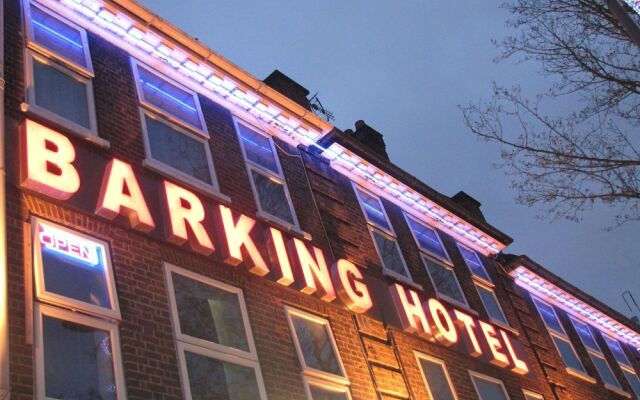 Barking Hotel вид на фасад