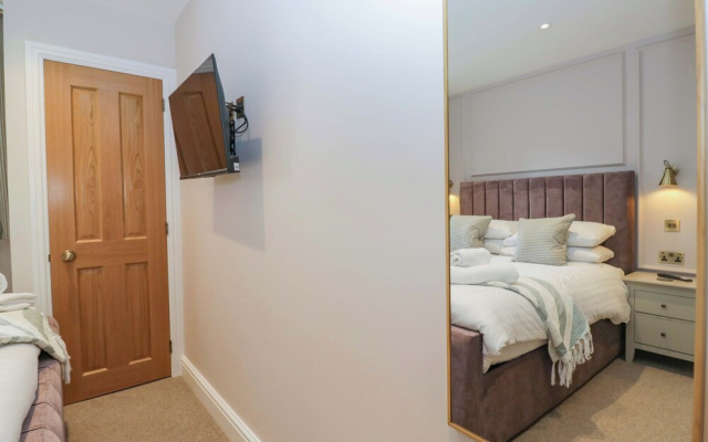 5 Caxton House