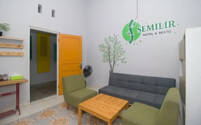Semilir Hotel & Resto by Reddoorz Rooms