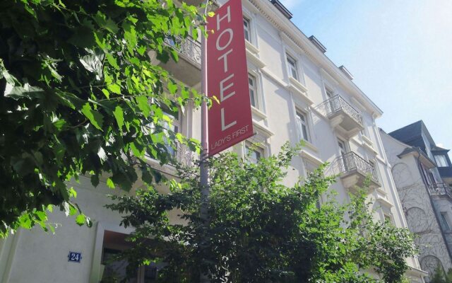 LADYs FIRST Hotel вид на фасад