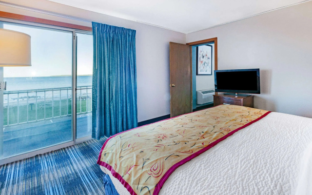 Days Inn & Suites by Wyndham St. Ignace Lakefront