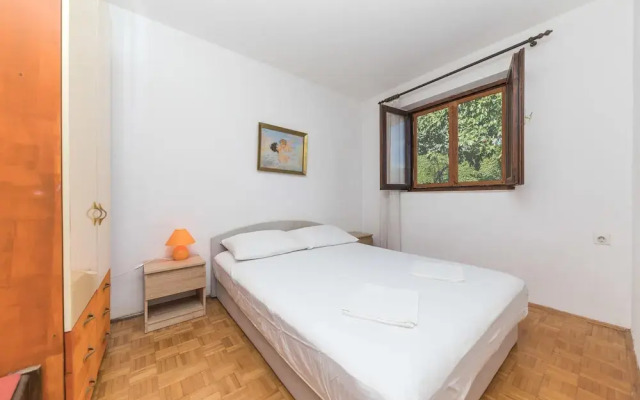 Awesome Home in Okrug Donji With Wifi and 5 Bedrooms