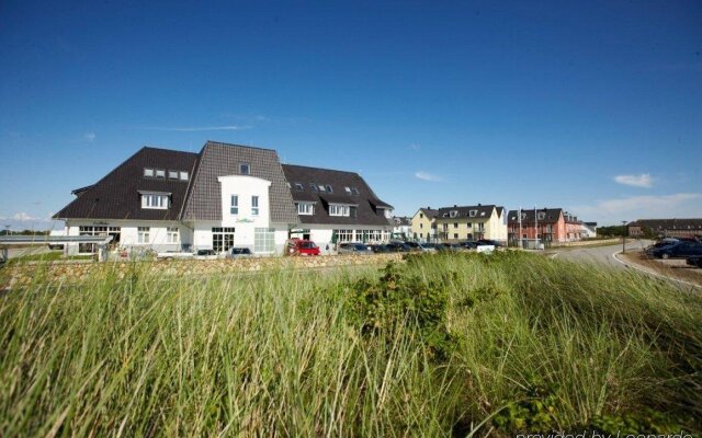 Отель DORFHOTEL Sylt вид на фасад