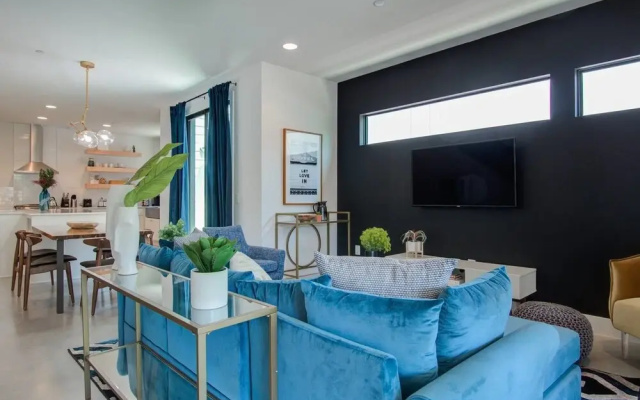 Divine 3br/2.5ba Downtown/east-side Home by Domio