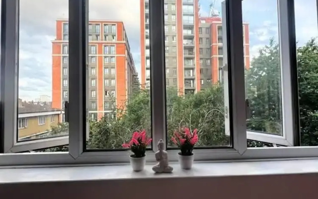 London Luxe Apartment - Spacious & Stylish