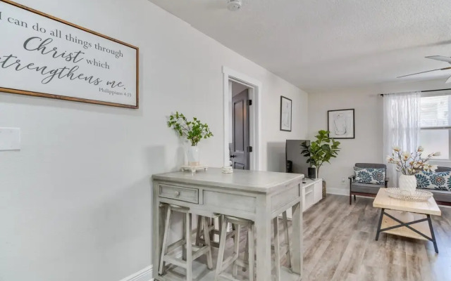 Tampa Apartment w/ Shared Backyard & Fire Pit!