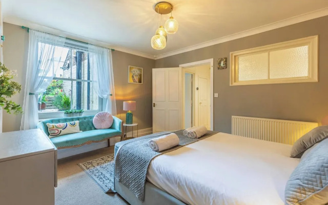 Spacious Seafront Apartment, Garden & Free Parking