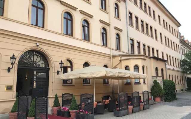 Отель Bayerischer Hof Dresden Германия, Дрезден - 2 отзыва об отеле, цены и фото номеров - забронировать отель Bayerischer Hof Dresden онлайн вид на фасад