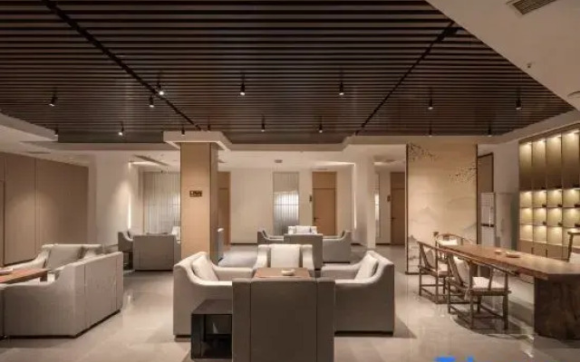 Yangzi Grey Whale Smart Hotel (Jiangyou Huopao Street)