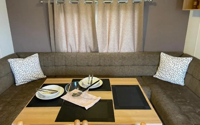 Caravan - Sleeps 10 - Pet Friendly - Parking