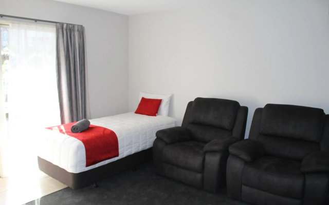 Birchwood Manor Motel