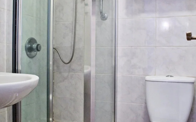 Light and Open 2 Bedroom Flat by Gloucester Road