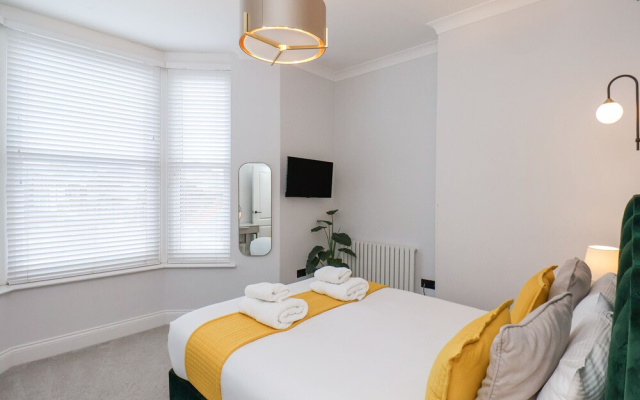 The Salisbury Sleeps 4 Classic Apartment