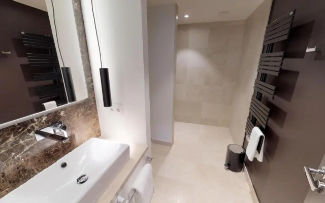 White Pearl Apartment 2.05