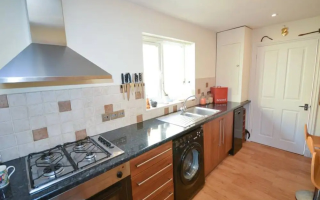 Stylish 2 Bedroom Home Near Bristol
