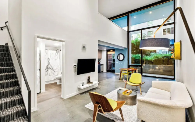 Posh Lofty Pad in Central Redmond
