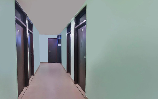 OYO 69875 Hotel Cross 24