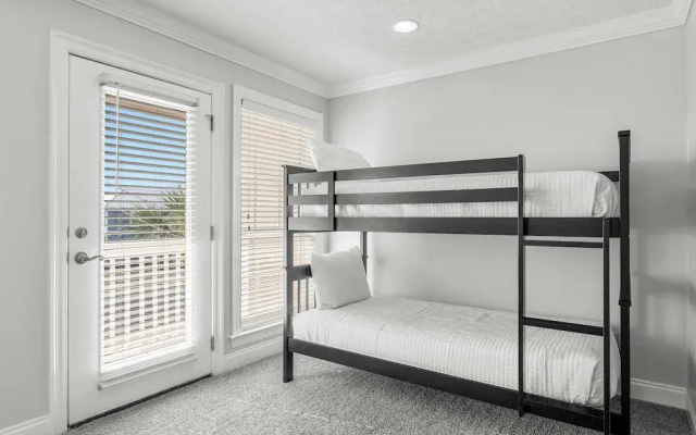 Palm Breeze Retreat Sleeps 10!