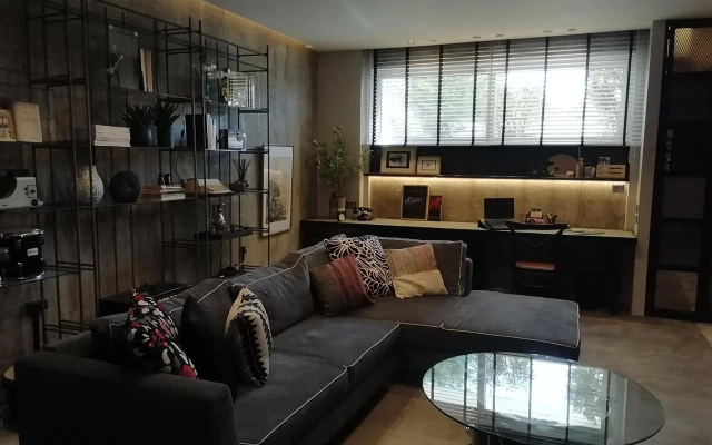 Amazing Semi-Basement Art Apartment easy walk to Napflio centre