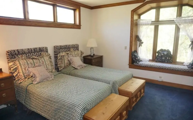 Large Family On Adams Avenue - Ski In/out 5 Bedroom Home by RedAwning