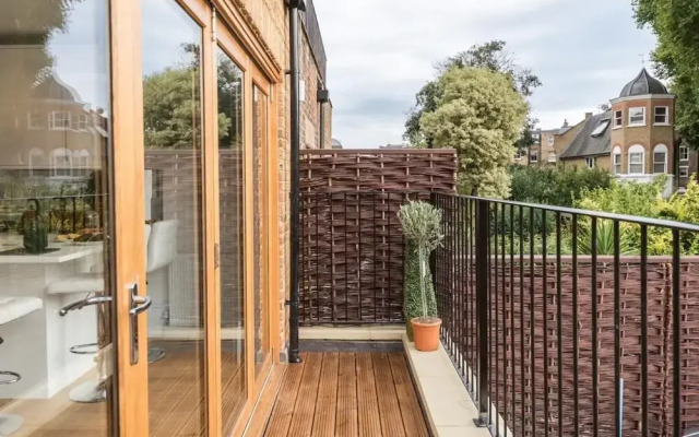 Fulham 2-bed Apt w/ South Terrace Near Tube