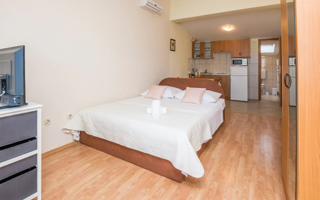 Beachfront Apartment Mira 3